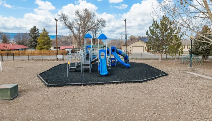 delta-colorado-school-playground-equipment-rubber-mulch- (4)